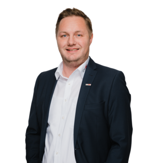 ISOTEC Mitarbeiter im Anzug, Porträtaufnahme